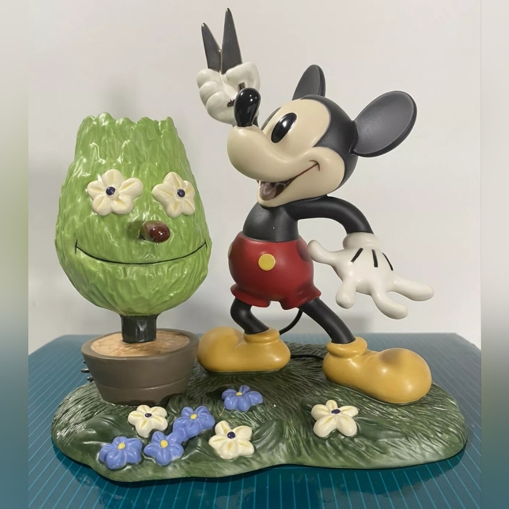WDCC Mickey Mouse Figurine "A Little Off The Top" From Mickey Cuts Up COA
